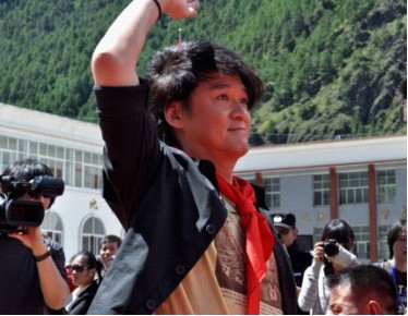 华健与西藏察隅县完全小学的孩子们在一起